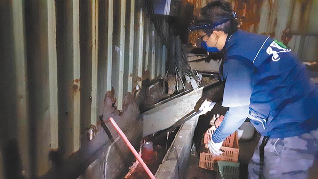 桃园市长郑文灿21日宣布，将制定「吹哨者条款」打击环保犯罪，鼓励市民揭发厂商不肖行为。（桃园环保局提供／萧灵玺桃园传真）