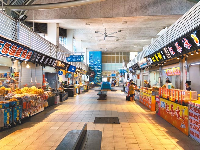 台中市府祭出纾困十方减收市场租金使用费，梧栖渔货直销中心属中央经管，至今仍等不到租金补贴。（陈淑娥摄）