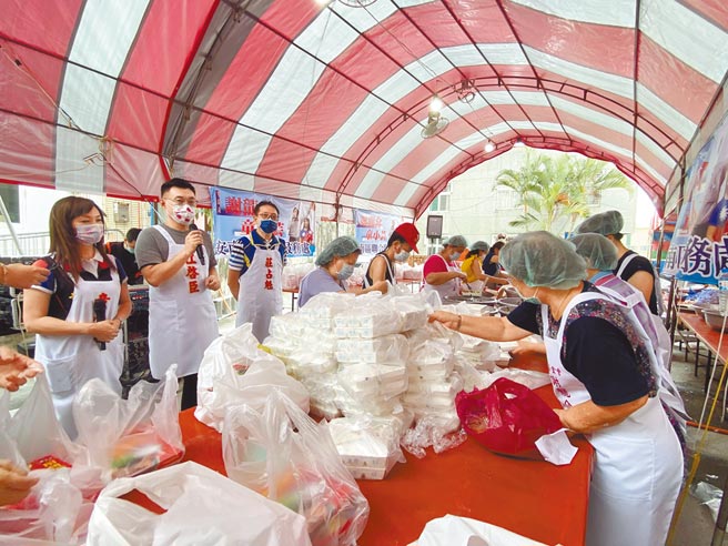 国民党台南市党部、财团法人赤崁文教基金会、国民党副秘书长谢龙介等，协力发放爱心防疫便当，22日起一连5天于安南区，每日2000份。（曹婷婷摄）