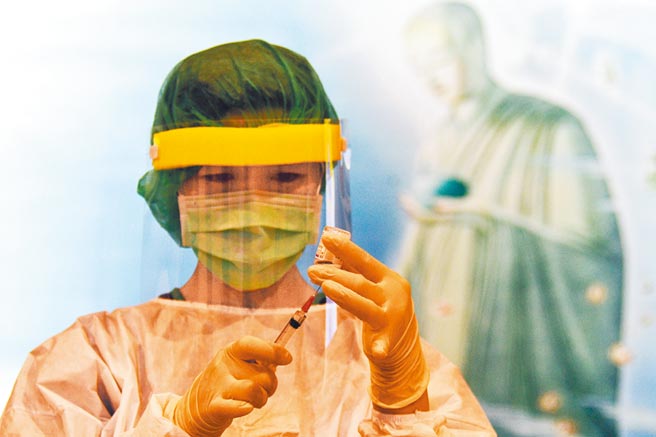 為提升涵蓋率，台東縣府降低施打年齡層5歲，開放設籍台東60歲以上（50歲以上原住民）鄉親24日施打。（蔡旻妤攝）