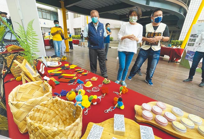 台东县长饶庆铃参观社区规画师培力计画成果展，期许种子社区在台东各角落成长。（庄哲权摄）