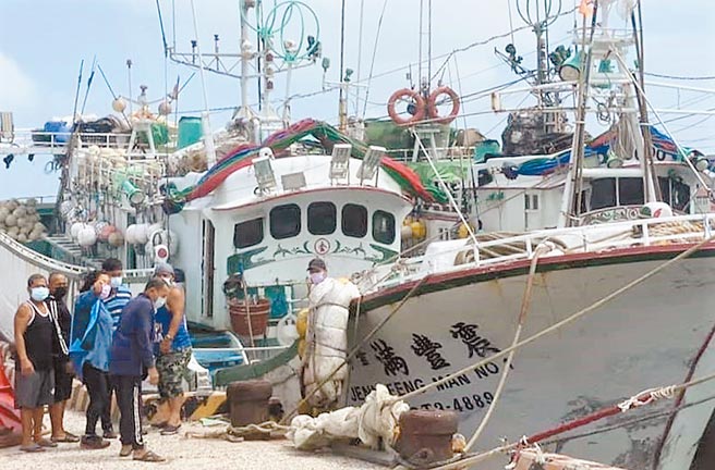 颱风天各地渔船进港澎湖避风头，县府全面快筛严防防疫破口。（陈可文摄）