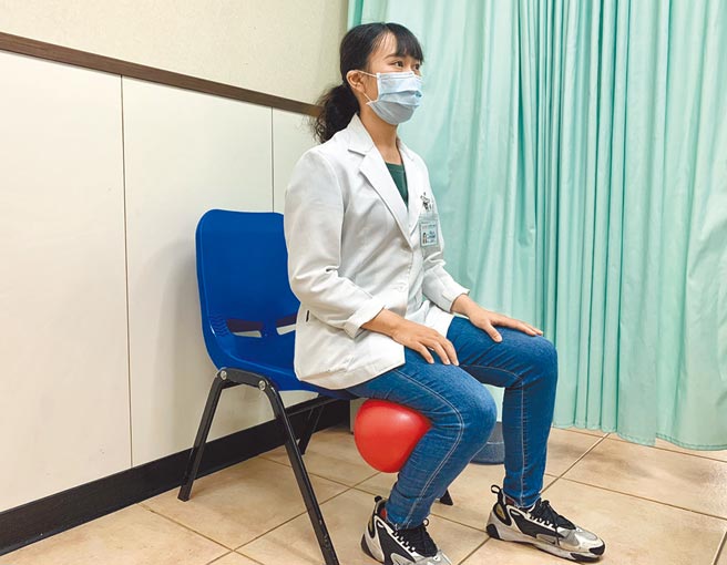 長時間居家防疫竟帶來下肢肌力明顯退化的副作用，物理治療師推薦1顆球就能做的下肢操。（活力得中山脊椎外科醫院提供／袁庭堯高雄傳真）