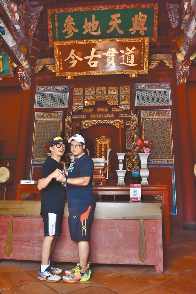 港星錢小豪（左）和網紅草爺因公益結緣。（紅心字會提供）