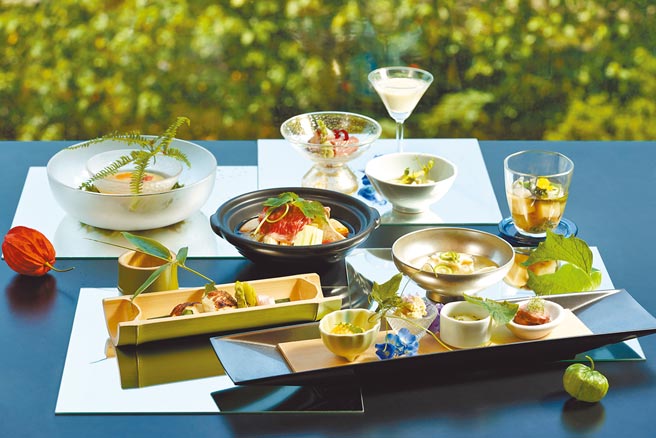 日勝生加賀屋以各種青綠色當季食材與器皿搭配，推出一掃暑氣的夏季會席料理「青涼」。（日勝生加賀屋提供）
