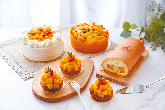 台北福華點心坊將愛文芒果化為「鮮芒果蛋糕」（左上起順時鐘方向）、「芒果輕乳酪」、「芒果蜂蜜卡士達捲」、「香芒卡士達塔」。（台北福華大飯店提供）