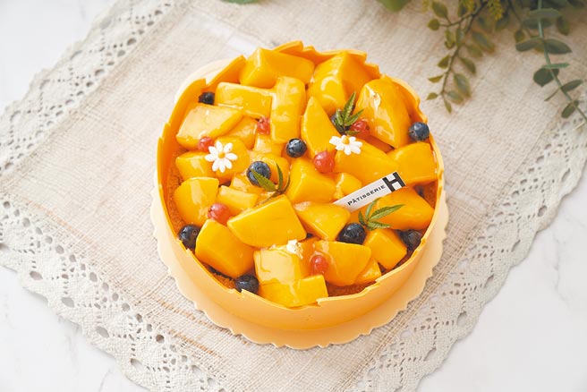 以法國和澳洲乳酪製作的「芒果輕乳酪」，與外層瑞士巧克力一起入口，征服許多口味挑剔的乳酪控。（台北福華大飯店提供）
