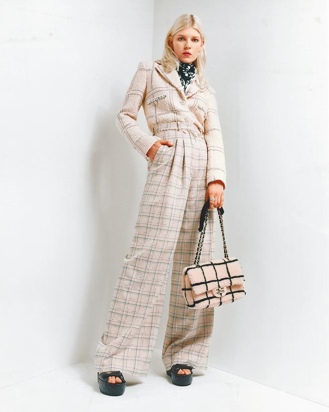 黑粉色调的调合，为女性的柔美轮廓中增添一丝坚毅性感。（CHANEL提供）