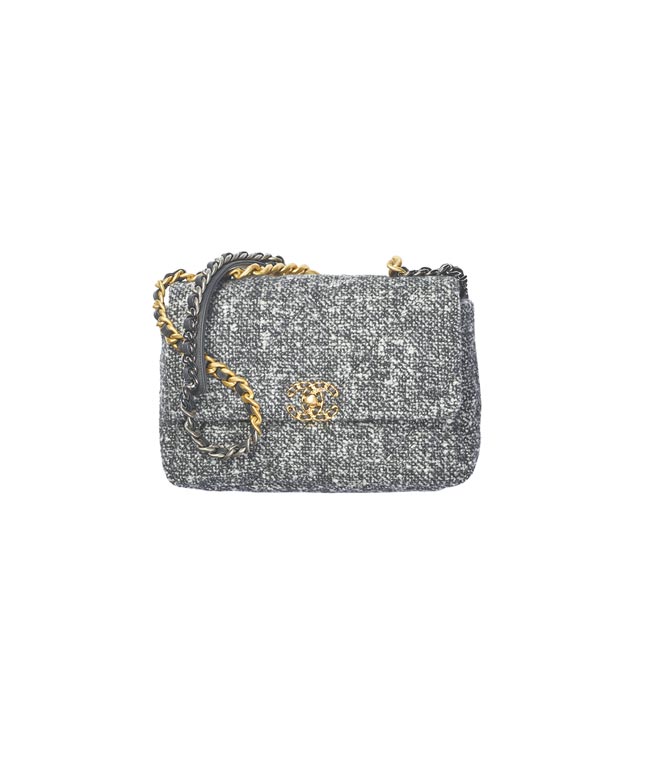 灰色斜纹软呢CHANEL 19包，价格店洽。（CHANEL提供）