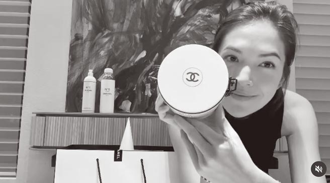 女星許瑋甯開心打開香奈兒驚喜禮包，讓粉絲搶先看奈兒5號工場系列。（翻攝自許瑋甯IG）