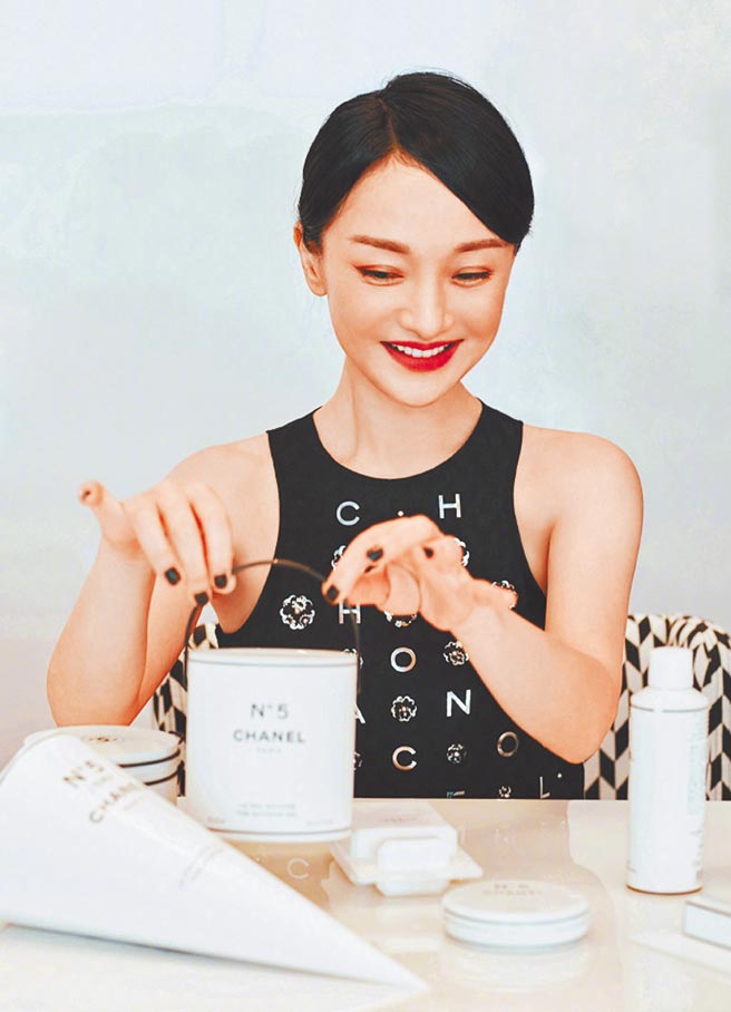 女星周迅對香奈兒5號工場系列商品愛不釋手。（翻攝自周迅微博）