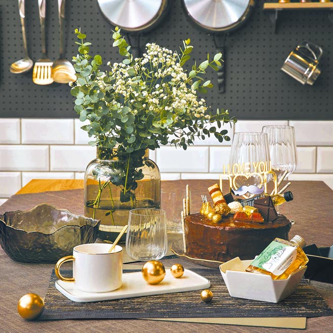 HOLA餐桌企划师规画「PAPA'S SWEET餐桌企划」，从风格餐具选用、专业摆盘布置到备妥主题造型蛋糕，3步骤让爸爸享受国王般尊宠。（HOLA提供）