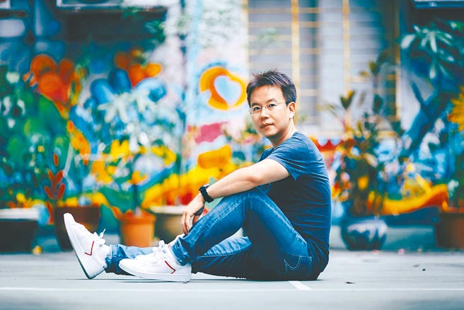 凌性杰在文学路上，寻找自己的初心。（小路摄影，凌性杰提供）