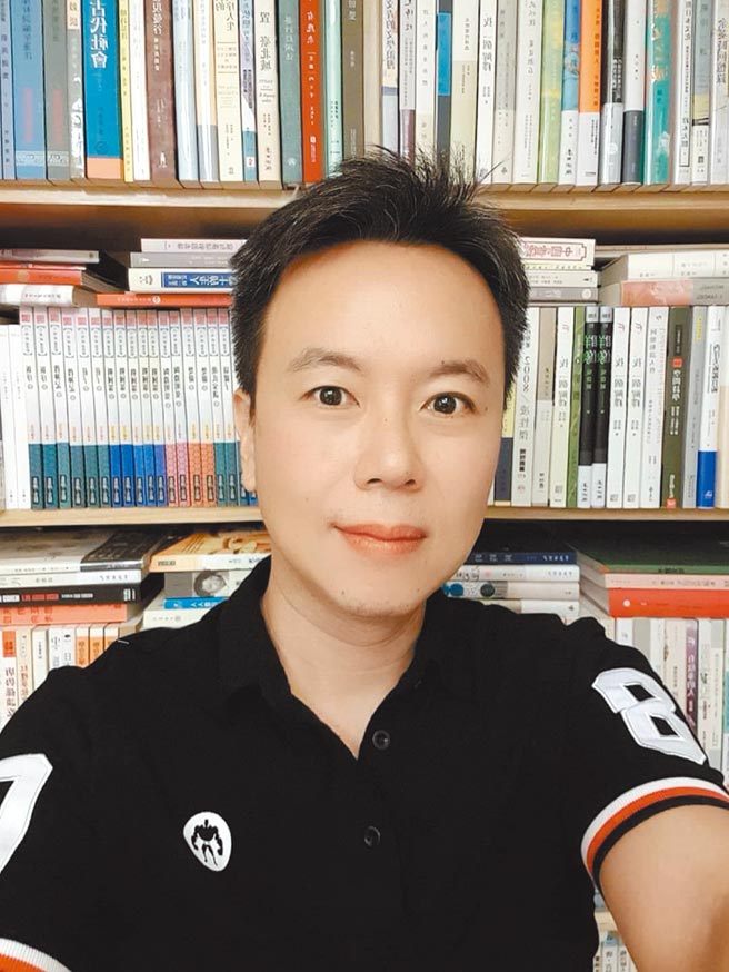 凌性杰鼓励年轻学子踊跃参加文学奖。（凌性杰提供）