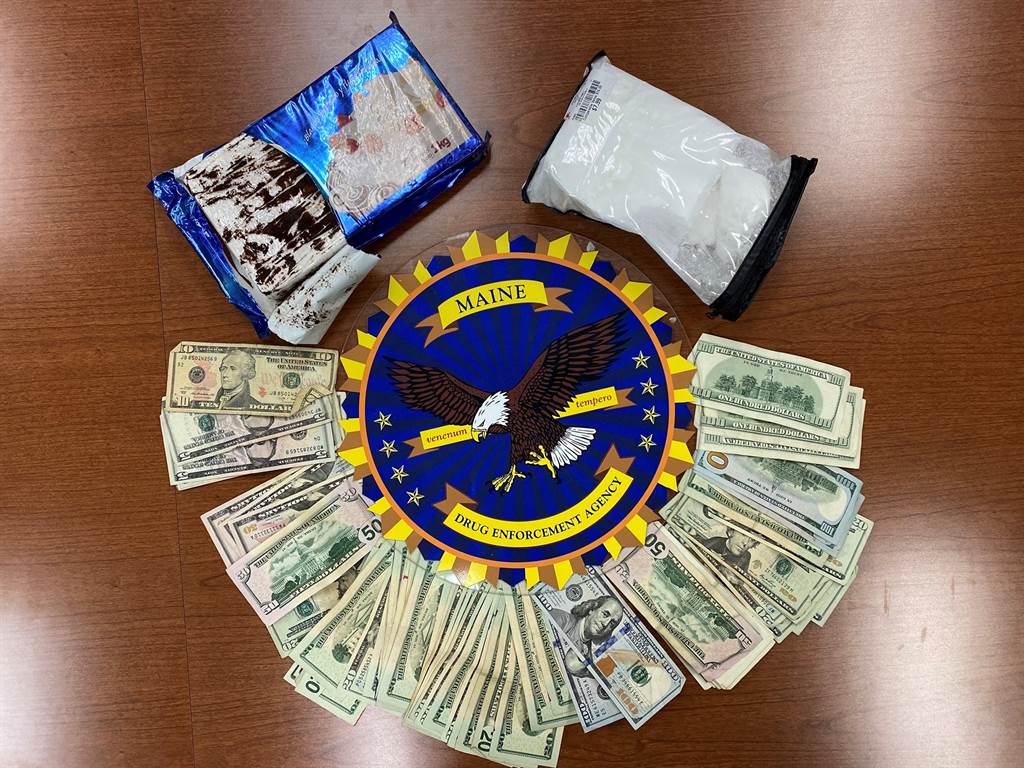 缅因州缉毒局查获被压成块状、洒上咖啡渣，并包在蛋糕包装纸内的大块古柯硷。（图／缅因州缉毒局脸书）(photo:ChinaTimes)