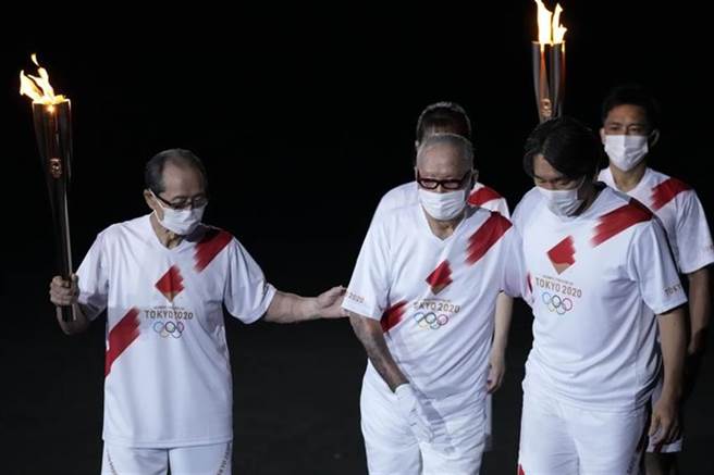 一首古典名曲，曾助攻冬季奥运金牌，如今再伴随棒球传奇人物长嶋茂雄（中）传递圣火。（美联社）