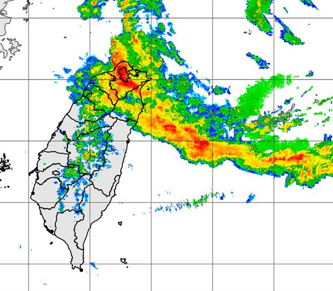 雷达回波图显示，雨弹集中大台北山区猛炸。（中央气象局提供）