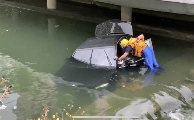 宾士车颱风清晨衝入台中柳川，半沉河中驾驶离奇失踪，警消搜寻中。(民眾提供)
