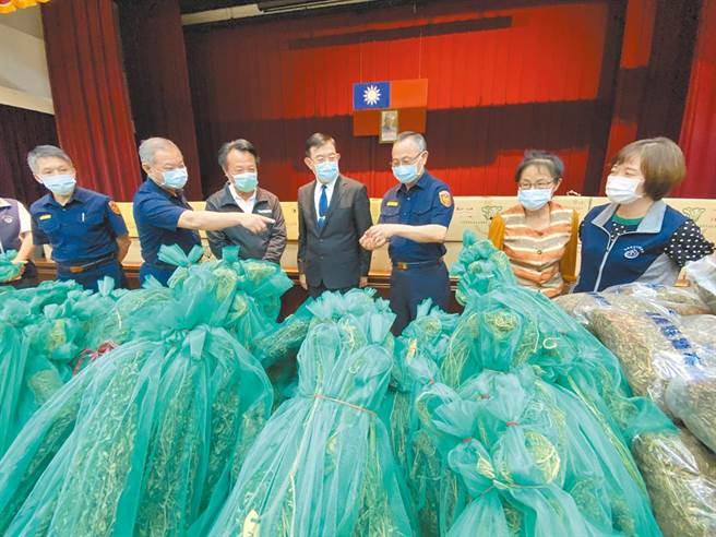 嘉义检警破获大麻集团，查获史上最大量大麻株，高检署长邢泰钊（右四）、警政署长陈家钦（右三）、嘉义县长翁章梁（左三）、嘉义地检署检察长张晓雯（右一）等人检视大麻。（廖素慧摄）