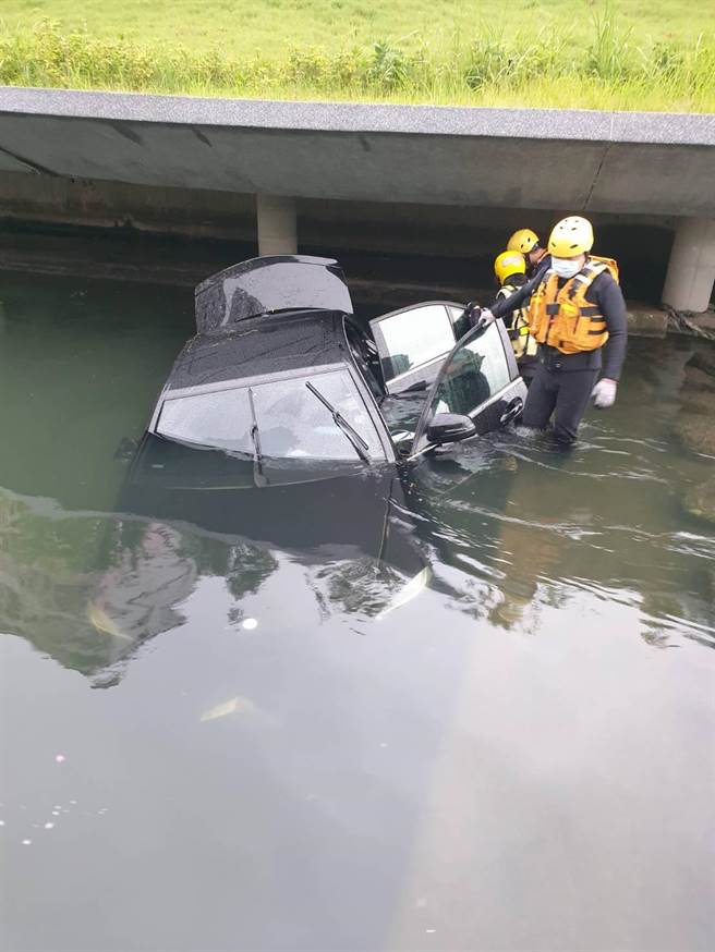 警方报请消防局出动救援，只见宾士车门敞开，车内不见人影。（台中市消防局提供／冯惠宜台中传真）
