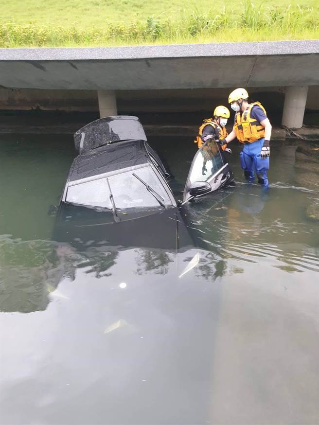 警方报请消防局出动救援，只见宾士车门敞开，车内不见人影。（台中市消防局提供／冯惠宜台中传真）