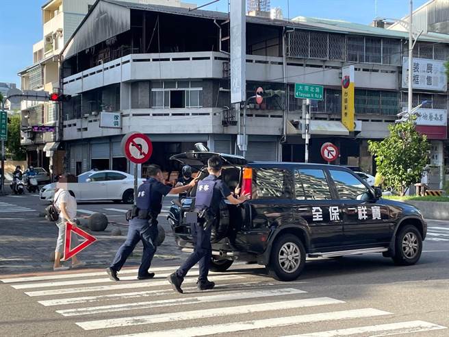 员警看到保全车停在路口，立即请担任保全的谢男驾驶操纵方向盘，再与同事以人力方式合力将车辆推到路边停放。（台中市二分局提供／冯惠宜台中传真）