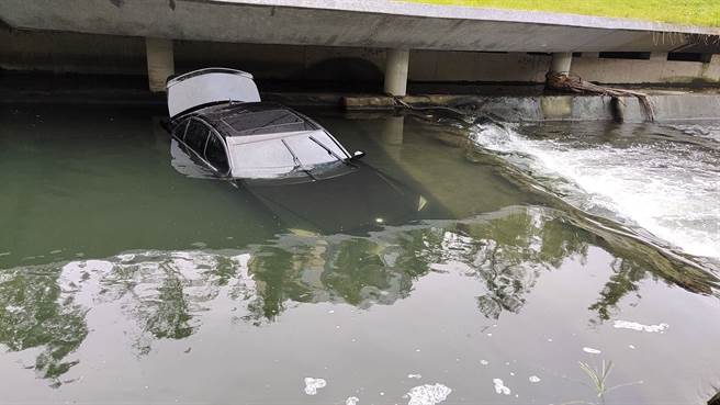 台中宾士车飞衝6米深柳川，车门敞开驾驶失联。(民眾提供)