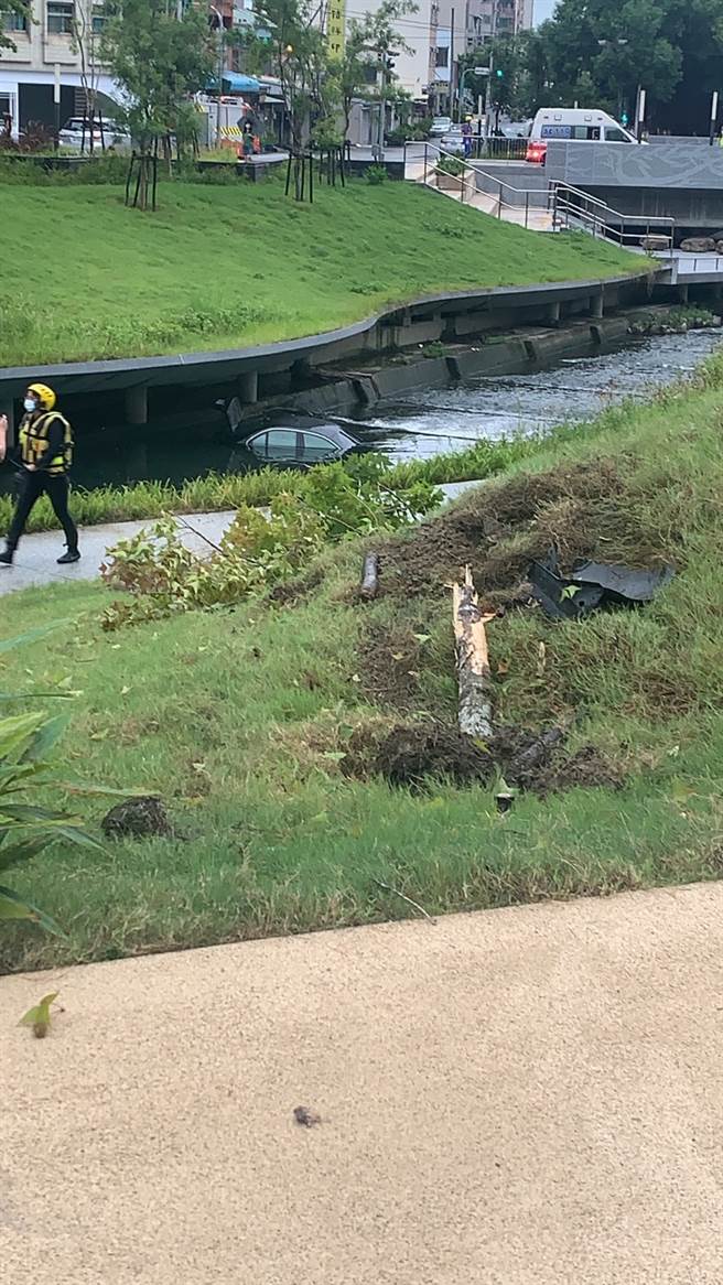 宾士车颱风清晨衝入台中柳川，半沉河中驾驶离奇失踪。(民眾提供)