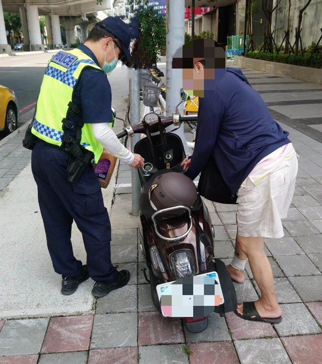 烟花颱风来袭！市警局第四分警提油救援为哪桩？原来是民眾抢购备粮「没油刁车」。（警方提供）