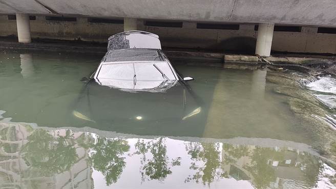 补充三张照片图说：台中市一分局西区派出所获报到场发现，宾士车车辆卡在四维街及自立街中间，且驾驶座车门敞开，唯水位覆盖只看得见车顶。（民眾提供／冯惠宜台中传真）