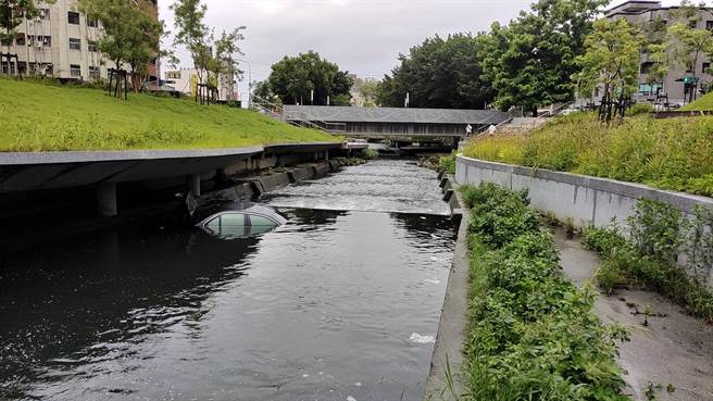 补充三张照片图说：台中市一分局西区派出所获报到场发现，宾士车车辆卡在四维街及自立街中间，且驾驶座车门敞开，唯水位覆盖只看得见车顶。（民眾提供／冯惠宜台中传真）