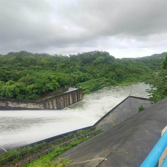 苗栗县泰安乡24日上午10点起停止上班上课。图为苗栗山区连日大雨，明德水库蓄满泄洪。（民眾提供／陈育贤苗栗传真）