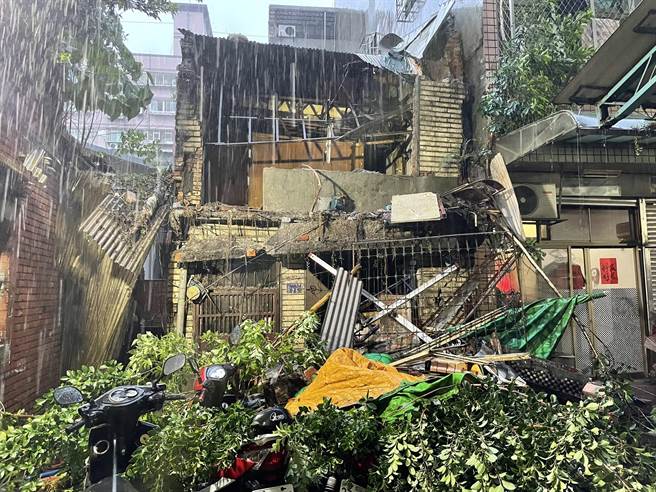 三重巷弄內路樹傾倒　壓垮廢棄宅波及6機車　(民眾提供／戴上容新北傳真）