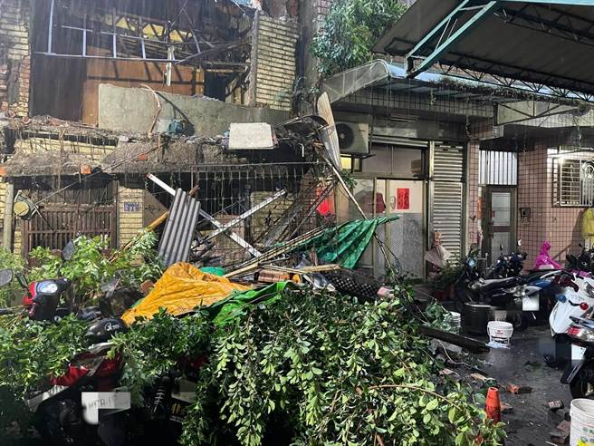 三重巷弄內路樹傾倒　壓垮廢棄宅波及6機車　(民眾提供／戴上容新北傳真）