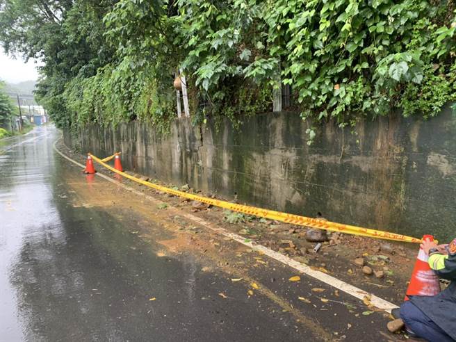 泰山區靠近山區南泰路有些許落石掉落路中央，目前已清理完成。(民眾提供／戴上容新北傳真）