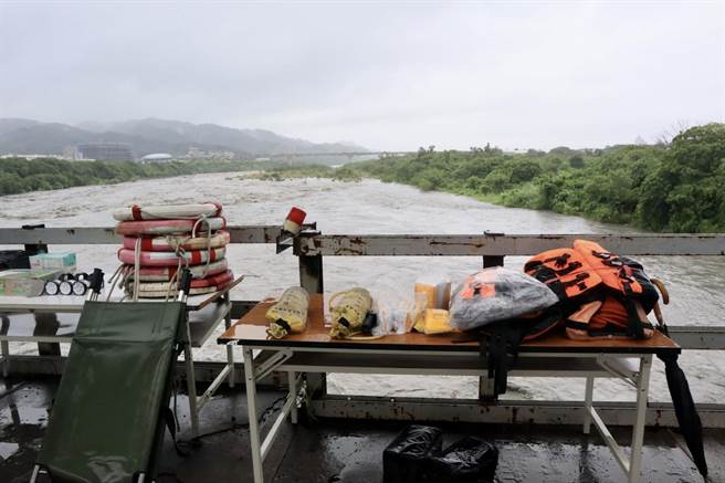 颱风烟花外围环流影响，新北大汉溪湍急，新北市长侯友宜今前往三莺大桥视察改建工程，施工团队早已在防汛前将河内机具撤离，并将旧桥拆除，确保工安安全。（工务局提供）