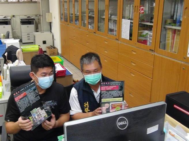 弘爺漢堡特別代表公司提供精美餐袋組合響應第三分局青春專案活動。（台中市第三分局提供／馮惠宜台中傳真）