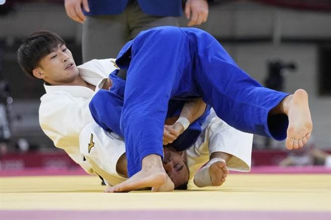 中华队杨勇纬首轮16强战胜保加利亚选手。（美联社）