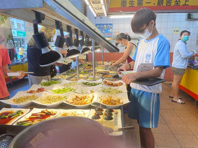 福營國中附近店家為弱勢生提供愛心美食小確幸，暖胃也暖心。（新北市教育局提供／資料照）