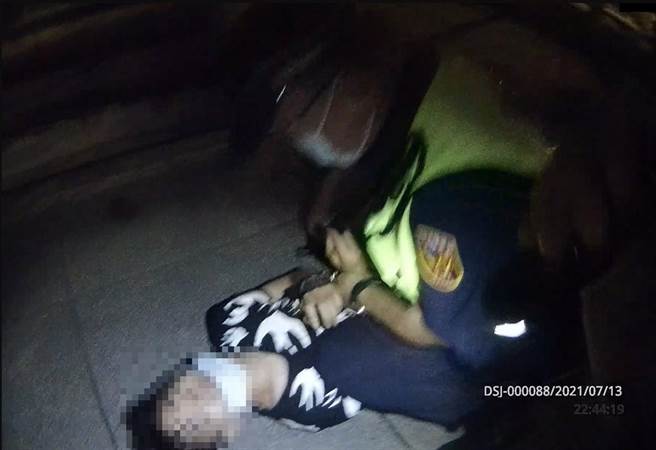 警方发现潘男腰间藏枪，立即上前压制。（王扬杰翻摄）
