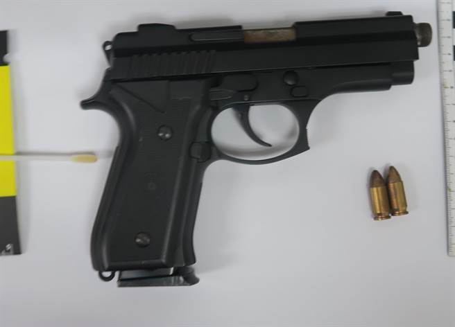 警方从潘男腰间起获枪枝、子弹。（王扬杰翻摄）