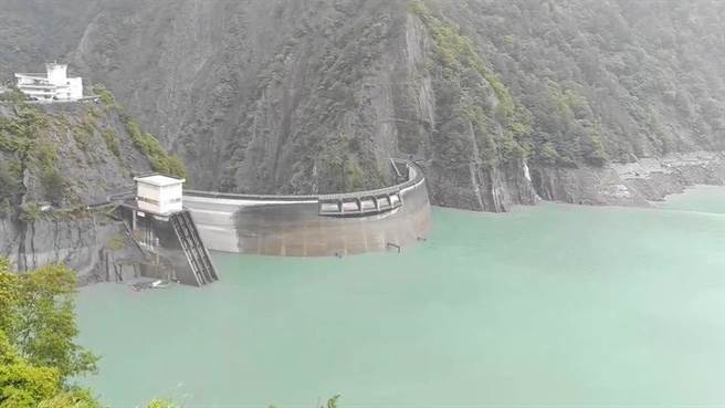德基水庫蓄水率逼近50％，預估下午即可達到「半滿」。（民眾提供／王文吉台中傳真）
