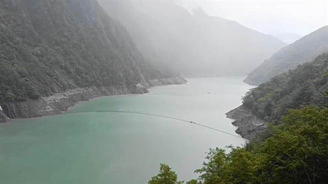 烟花颱風外圍環流持續挹注德基水庫集水區，進流量「六倍增」，蓄水率可望衝破50％。（民眾提供／王文吉台中傳真）
