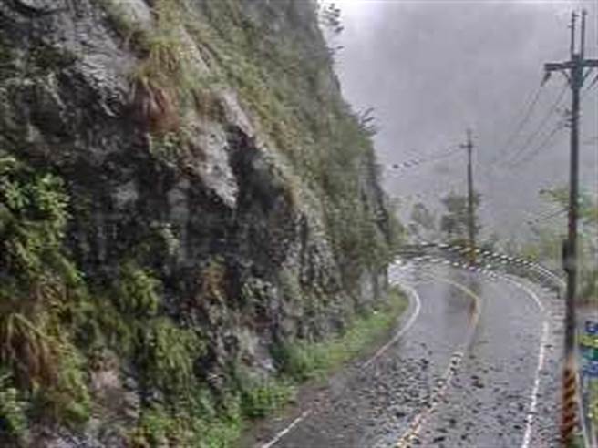 中橫便道出現間歇性雨勢，造成馬陵路邊坡掉落零星碎石。（谷關工務段提供／王文吉台中傳真）