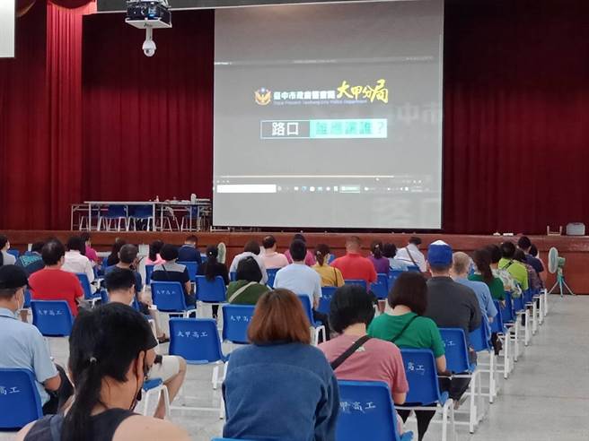 大甲分局利用民眾等候接種疫苗時間，播放影片宣導安全駕駛。（大甲分局提供／王文吉台中傳真）