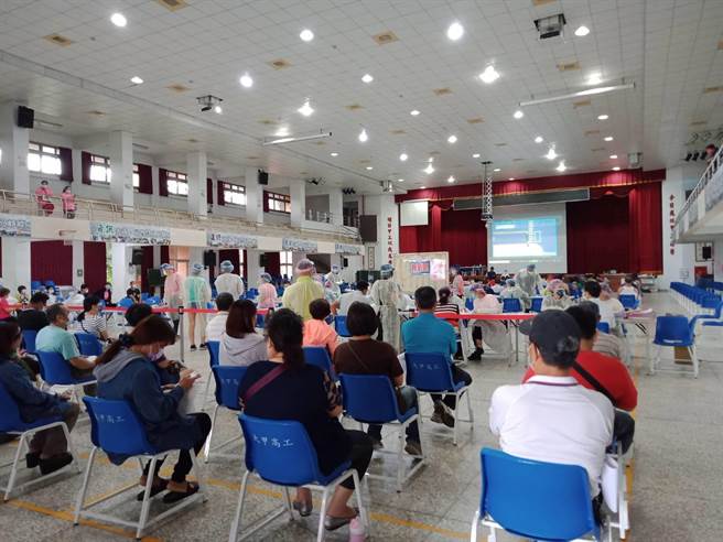 大甲分局利用民眾等候接種疫苗時間，播放影片宣導安全駕駛。（大甲分局提供／王文吉台中傳真）