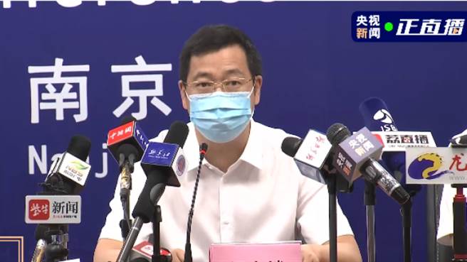 江苏南京新冠疫情上升，外溢4省分，图为南京市卫健委副主任杨大锁通报。（央视新闻）
