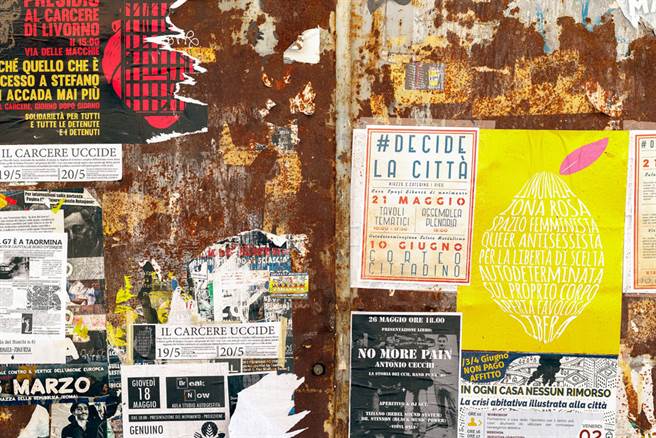 湖南一名男子家门口被贴满密密麻麻的小广告，反观邻居的门口却一张都没有，让他相当不服气。（示意图／达志影像）