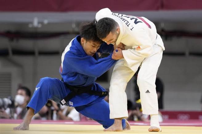 中华队杨勇纬在柔道8强战击败荷兰对手。（美联社）