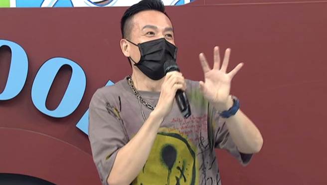 小钟到《小明星大跟班》担任「这样的泳装你敢穿吗？泳装互换大会！」评审。（中天综合台提供）